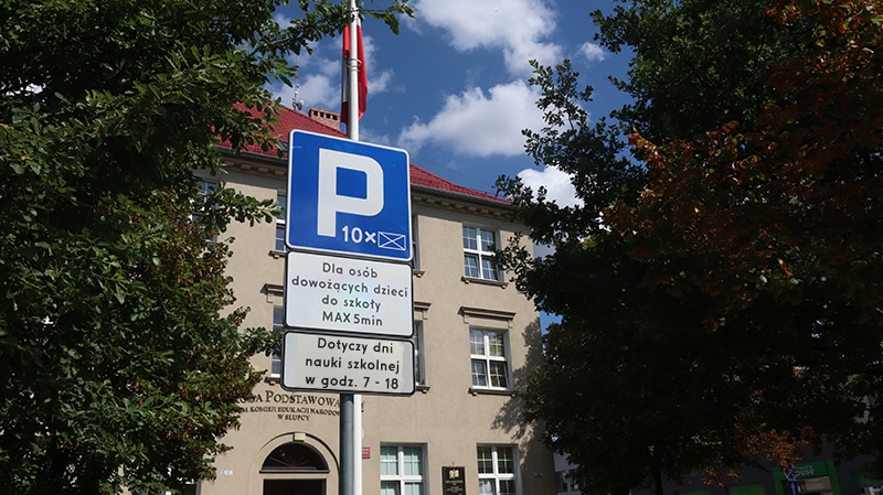 Samochody zaparkowane w rejonie Placu Szkolnego w Słupcy